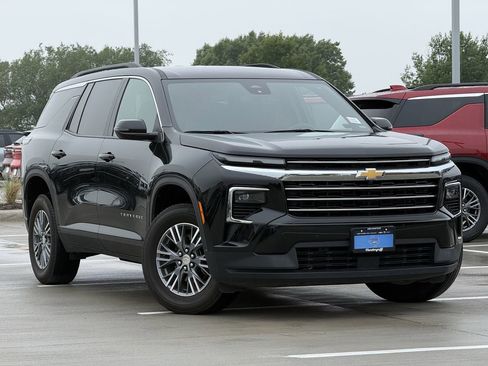 Certified 2025 Chevrolet Traverse LT image 2