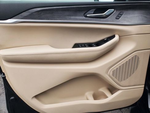 Used 2024 Jeep Grand Cherokee Limited image 12