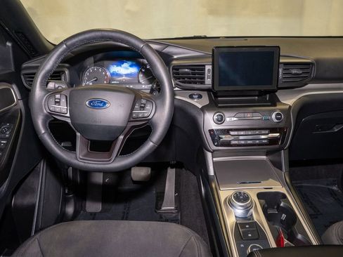 Used 2020 Ford Explorer XLT w/ Comfort Package image 7