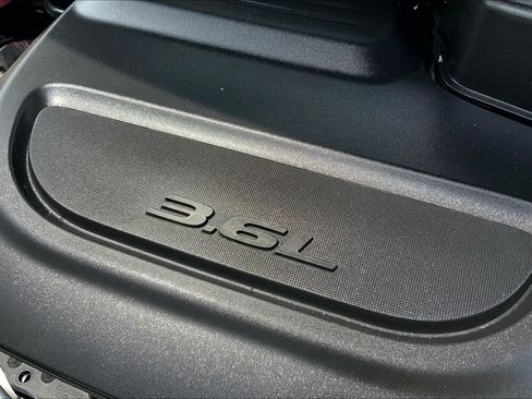Used 2024 Chrysler Pacifica Touring-L FWD image 33