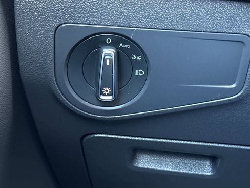 Used 2020 Volkswagen Tiguan SE image 33