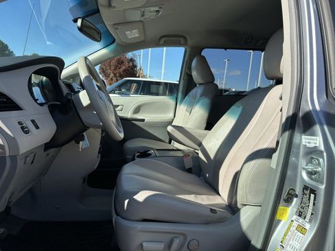 Used 2012 Toyota Sienna LE image 11