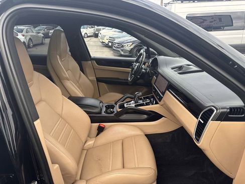 Used 2020 Porsche Cayenne S image 25