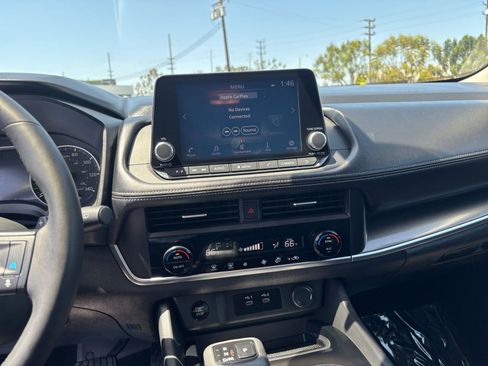 Used 2025 Nissan Rogue SV FWD image 17