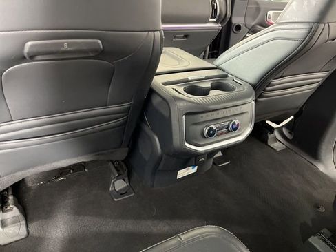 Used 2025 Ford Expedition Platinum image 42