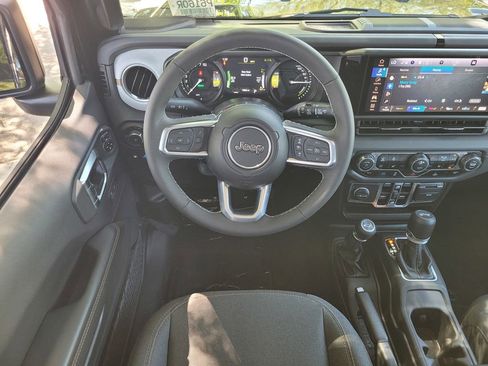 Used 2025 Jeep Wrangler Unlimited Sahara image 11