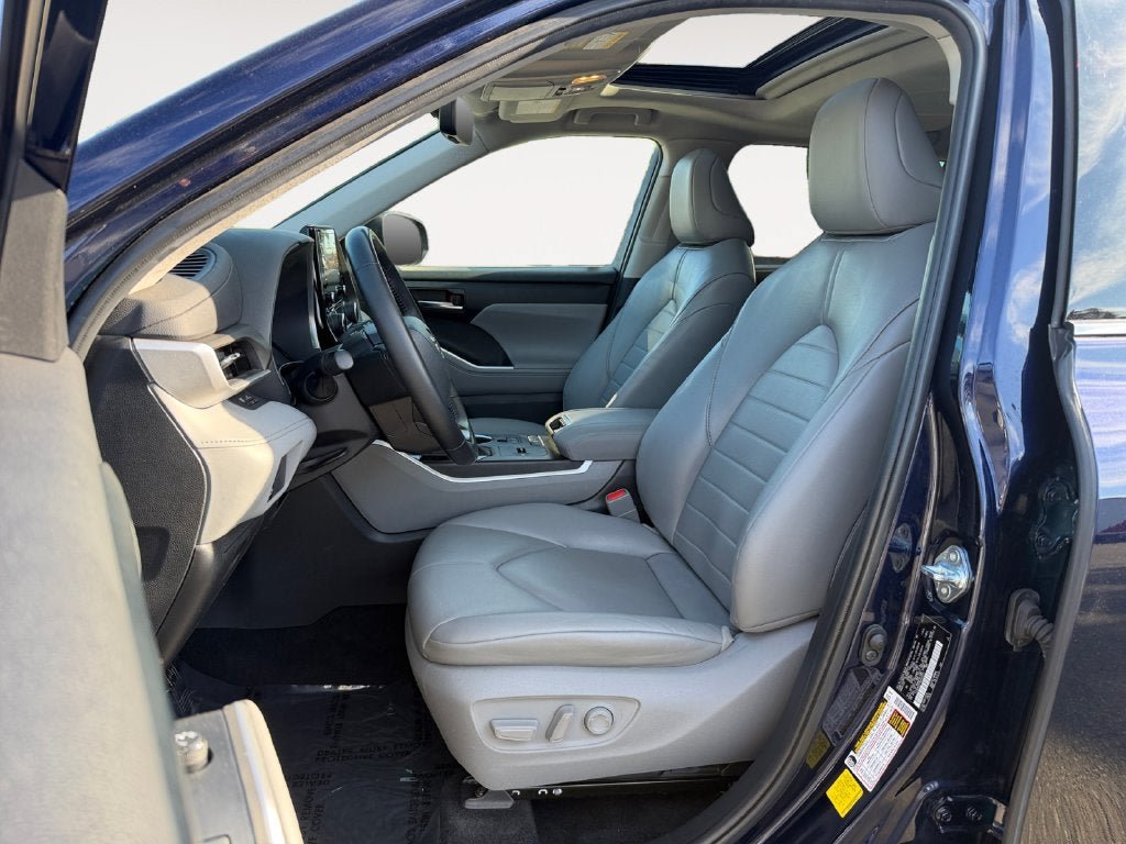 Used 2022 Toyota Highlander XLE AWD/4WD image 7