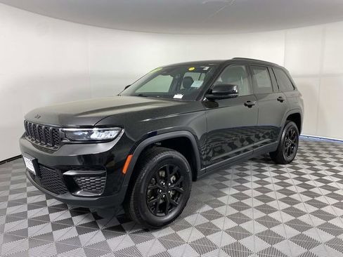 Used 2025 Jeep Grand Cherokee Altitude AWD/4WD image 4