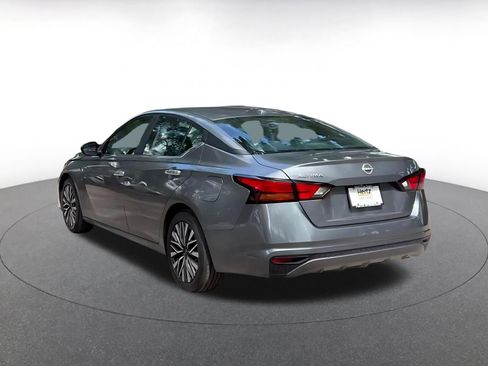 Used 2024 Nissan Altima 2.5 SV FWD image 11