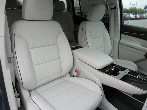 New 2026 Buick Enclave Avenir w/ Super Cruise Package FWD image 9