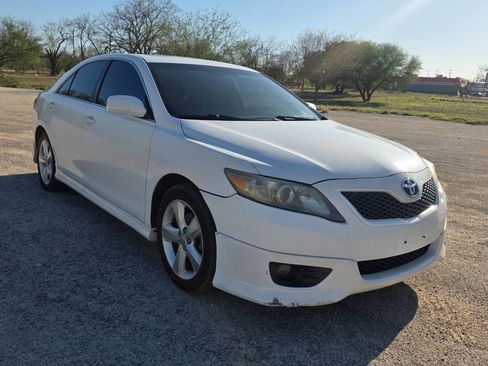 Used 2010 Toyota Camry SE image 2