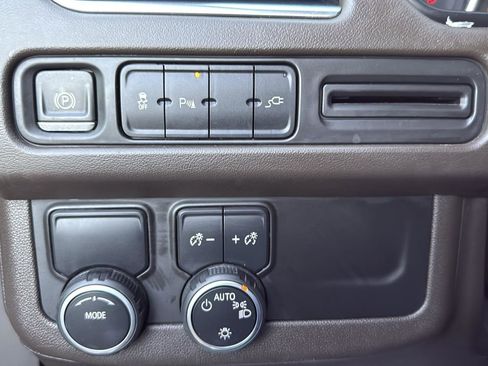 Used 2021 Chevrolet Suburban LT w/ Rear Media and Nav Package image 18