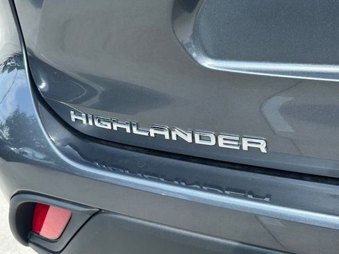Used 2025 Toyota Highlander XLE FWD image 13