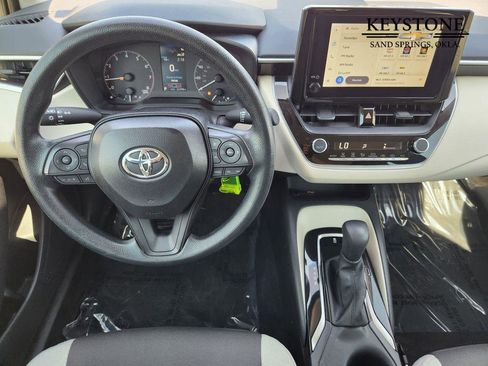 Used 2025 Toyota Corolla LE image 27