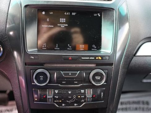 Used 2017 Ford Explorer XLT w/ Equipment Group 201A FWD image 28