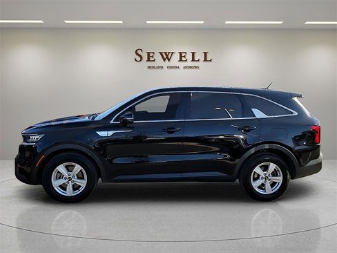 Used 2021 Kia Sorento LX image 2