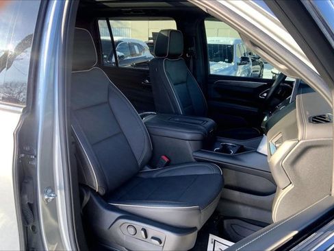 Used 2023 GMC Yukon XL SLT image 6