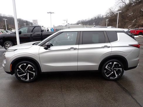 Used 2022 Mitsubishi Outlander SE image 2