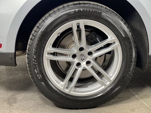 Certified 2025 Porsche Macan image 14