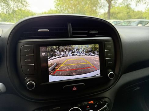 Used 2025 Kia Soul LX w/ LX Technology Package FWD image 17