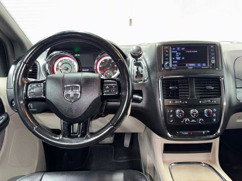 Used 2019 Dodge Grand Caravan SXT FWD image 16