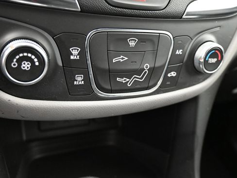Used 2021 Chevrolet Equinox LS AWD/4WD image 18
