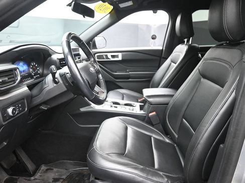Used 2020 Ford Explorer XLT w/ Equipment Group 202A AWD/4WD image 14