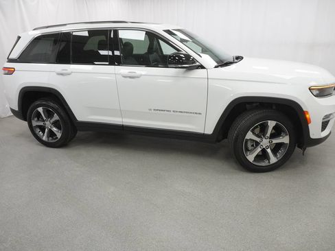 Used 2022 Jeep Grand Cherokee Limited 4xe w/ Luxury Tech Group II AWD/4WD image 11