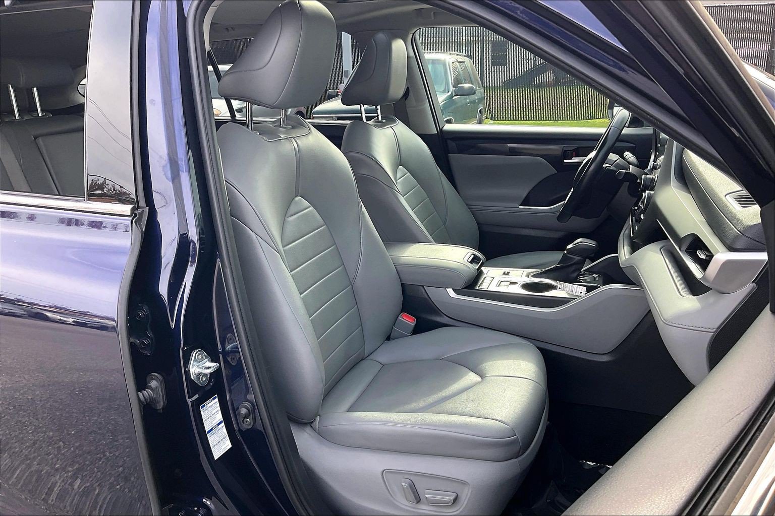 Used 2021 Toyota Highlander XLE AWD/4WD image 9