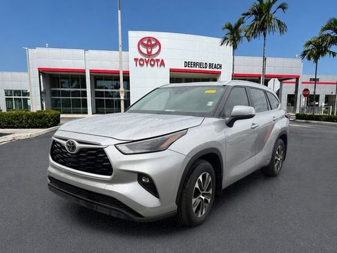 Used 2024 Toyota Highlander XLE FWD image 3