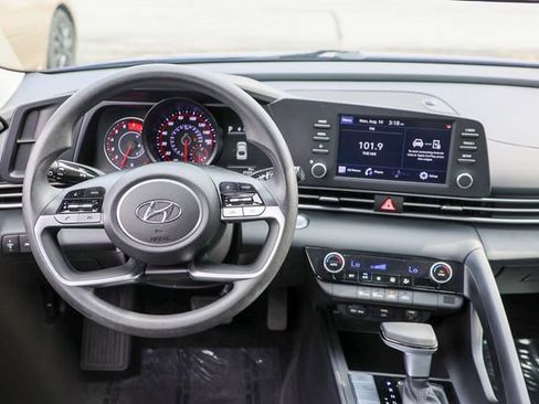 Used 2023 Hyundai Elantra SEL FWD image 7