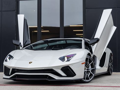 Used 2018 Lamborghini Aventador S image 2
