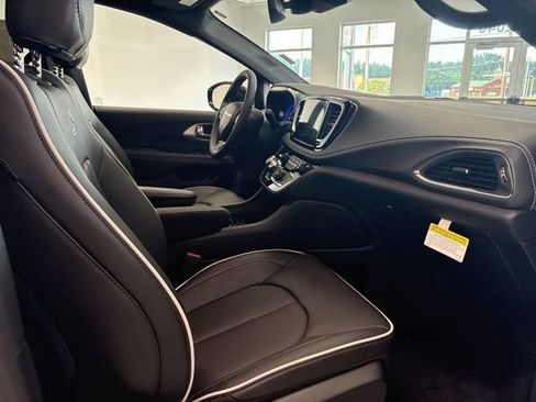 New 2026 Chrysler Pacifica Limited image 24