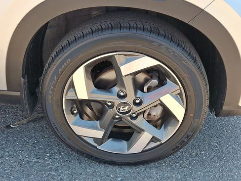 Used 2023 Hyundai Venue SEL FWD image 9