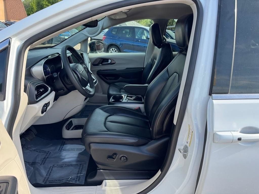 Used 2024 Chrysler Pacifica Limited FWD image 13