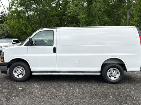 Used 2024 Chevrolet Express 2500 w/ Driver Convenience Package RWD image 4