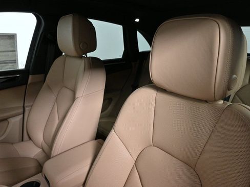 Certified 2025 Porsche Macan image 5