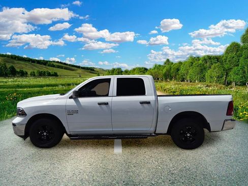 Certified 2022 RAM 1500 Classic SLT RWD image 3