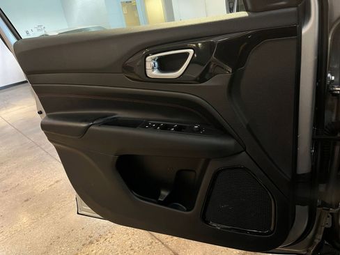 Used 2025 Jeep Compass Trailhawk image 18