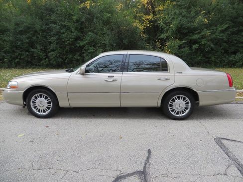 Used 2008 Lincoln Town Car Signature Limited image 2