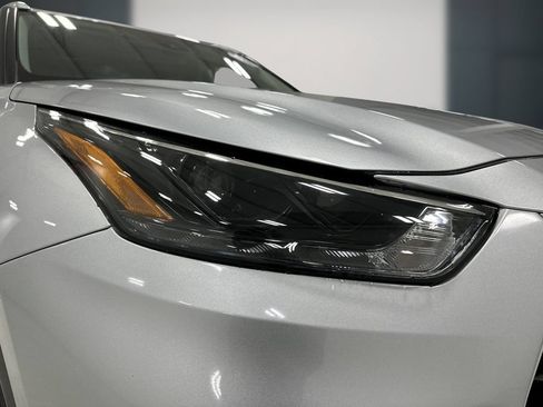 Used 2025 Toyota Highlander XLE FWD image 11