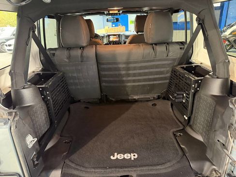 Used 2015 Jeep Wrangler Unlimited Sahara w/ Connectivity Group AWD/4WD image 28