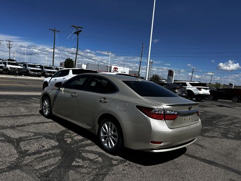Used 2015 Lexus ES 300h w/ Navigation System Package FWD image 3