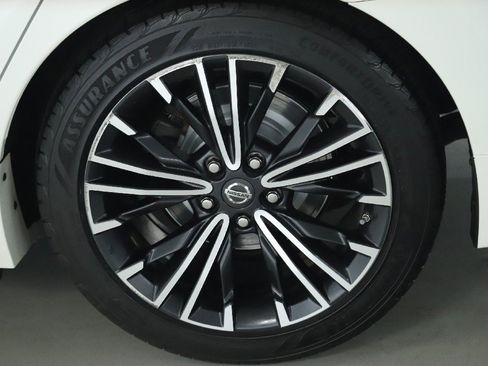 Used 2017 Nissan Maxima Platinum image 40