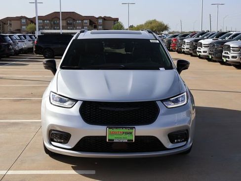 New 2026 Chrysler Pacifica Limited image 2