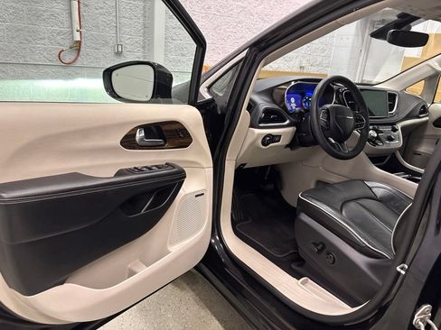 Used 2022 Chrysler Pacifica Limited AWD/4WD image 13