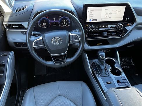Used 2024 Toyota Highlander Limited image 10