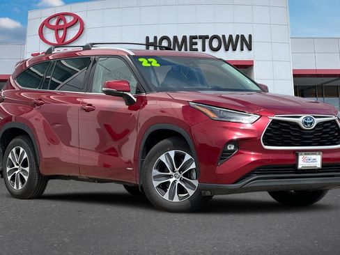 Used 2022 Toyota Highlander XLE image 2