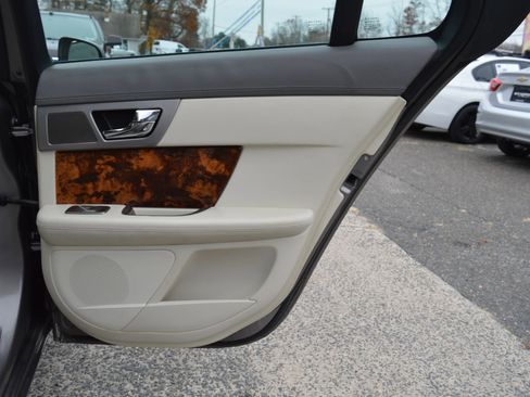 Used 2010 Jaguar XF Premium image 28