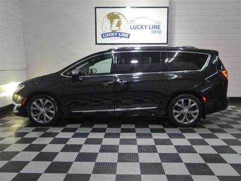 Used 2020 Chrysler Pacifica Limited w/ Tire & Wheel Group FWD image 7